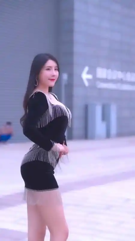 秋季美少女#健身教练刘太阳女神,短裙穿搭更加迷人.-全民小视频