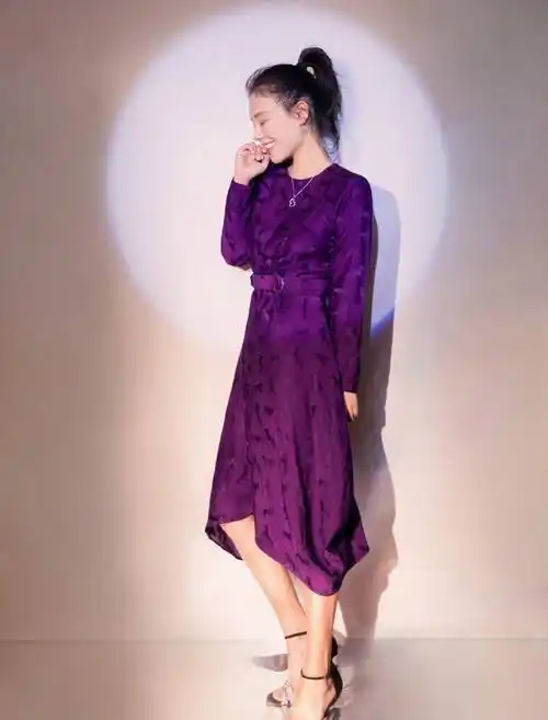 "大骨架女孩"马思纯终于瘦下来,久违晒靓照,满屏都是美腿_一身_荧光