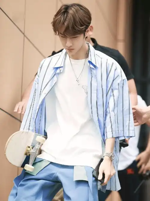 王一博最新上班照蓝色衬衫搭配滑板这一身超酷