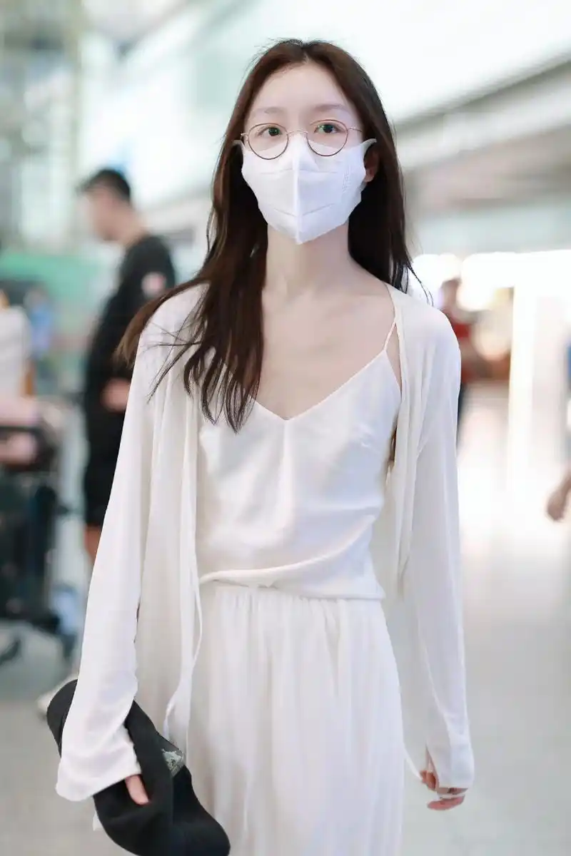 周冬雨机场素颜照,白白嫩嫩的#周冬雨