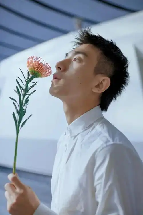 清爽干净的心动少年,这寸头和侧颜也太好看了吧!