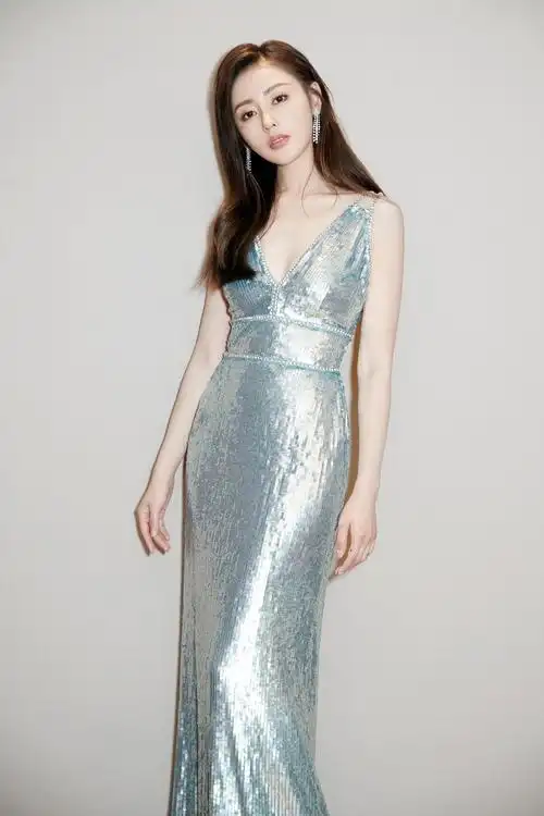 身材,但要避免给人太过刻意的感觉,张天爱会利用露肤内搭 外套的搭配