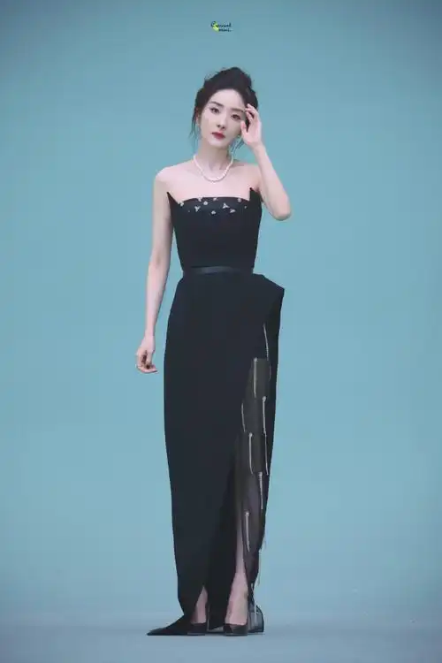 杨幂黑色抹胸开叉长裙造型##杨幂元宇宙盛典黑裙盘发造型