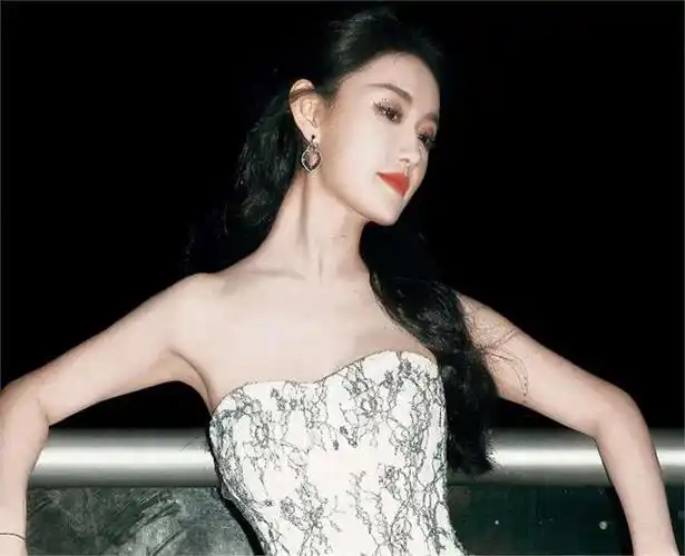 然而,许多人依然将蒋依依视为那个在《神雕侠侣》中饰演小郭芙的角色.