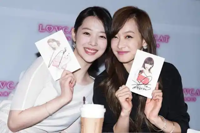 崔雪莉和iu昔日合照,同是清纯系女生,镜头前默契甜笑情同姐妹_黑色