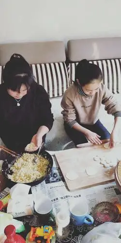 和家人一起包饺子,享受浓浓的亲情
