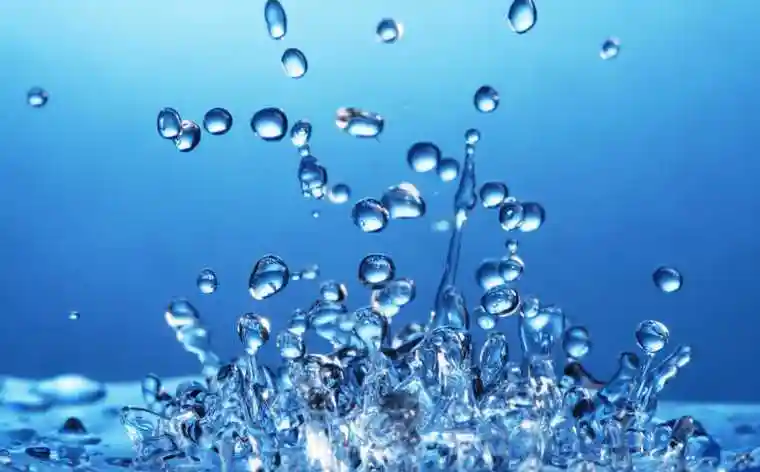 巨大的水滴落入水的瞬间