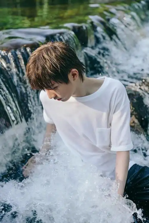 刘冠佑写真大片!清新自然青春阳光,迎接更好的自己_高清图集_新浪网