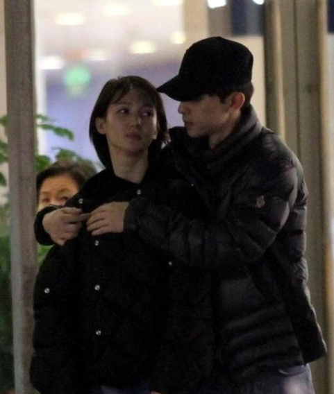 金晨李易峰深夜进出同公寓共处5小时女方否认恋情和朋友吃饭