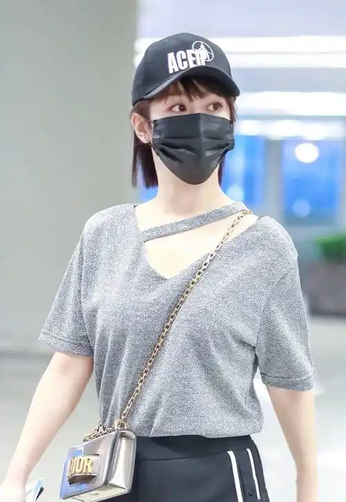 杨紫真会穿,身穿休闲装走机场简约大气,高颜值就是那么任性_运动裤