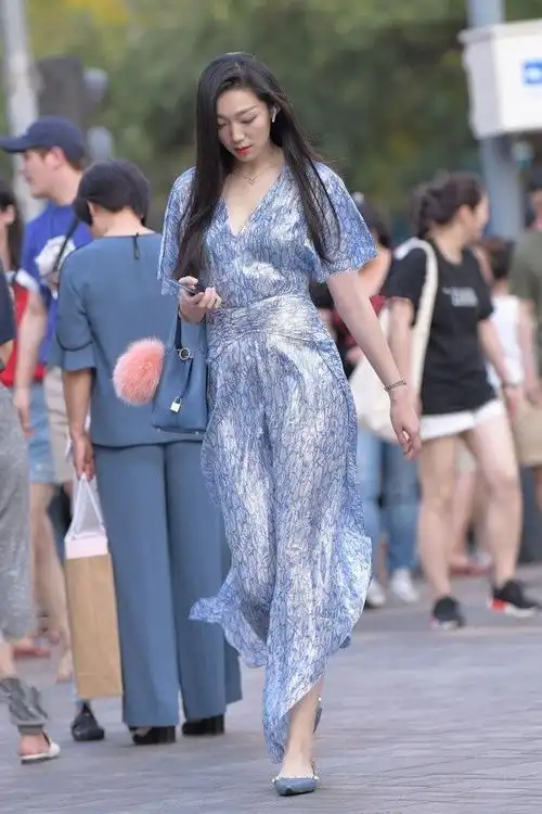 蓝色的高跟鞋搭配一件天蓝色连衣裙,给人一种超凡脱俗的女王气质