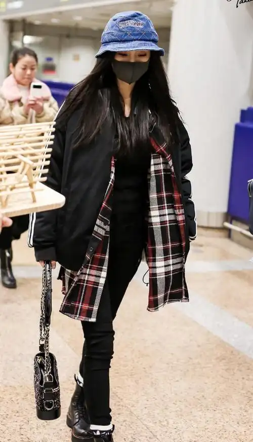 杨幂独自现身机场,离开街拍圈后,他穿得脚踏实地!