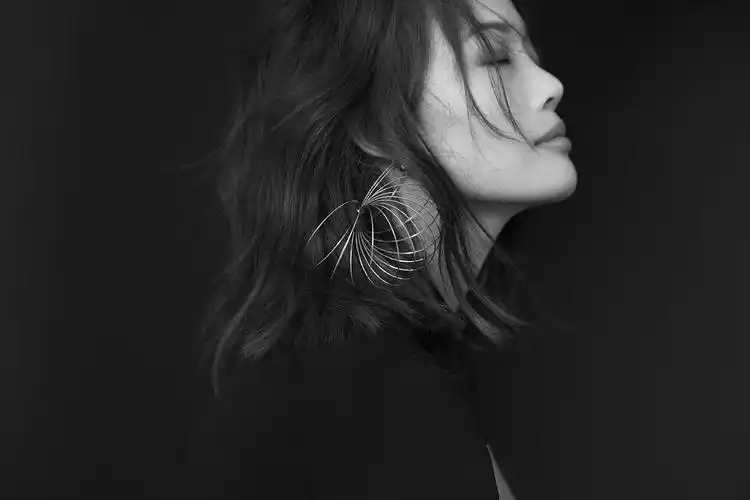 容祖儿最新国语专辑即将上线 几近素颜呈现《答案之书》