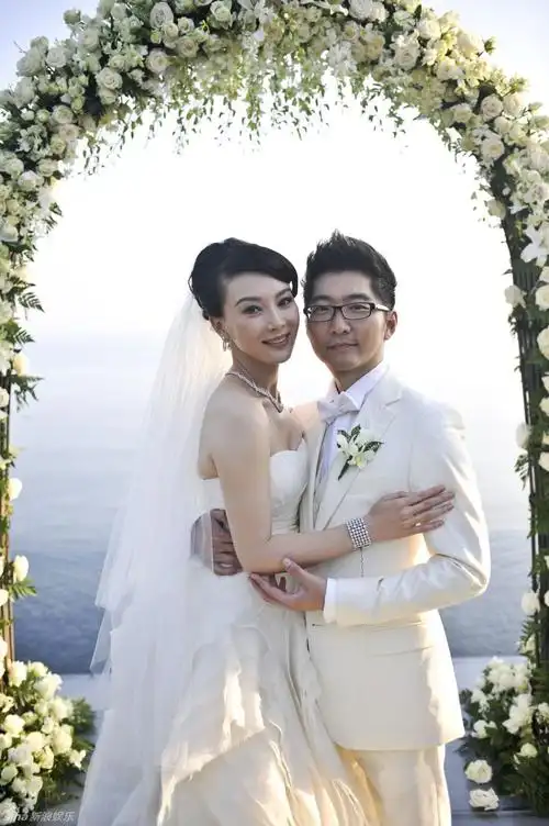 女星婚纱造型pk:汤唯清纯如女神 袁立遭洋老公抢镜