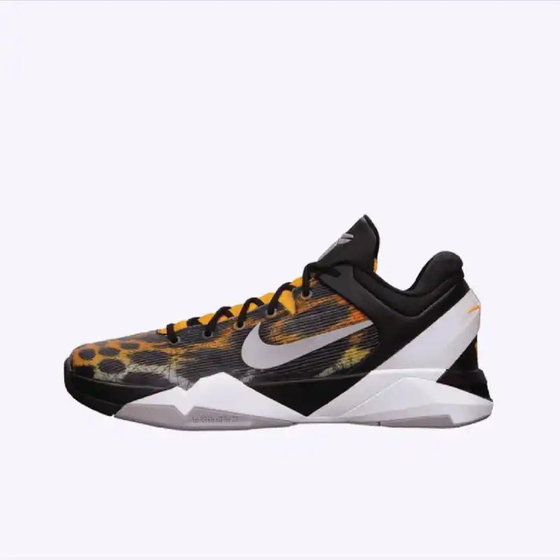 科比7是科比非常钟爱的一款球鞋,它也见证了科比的成熟 · 科比7采用