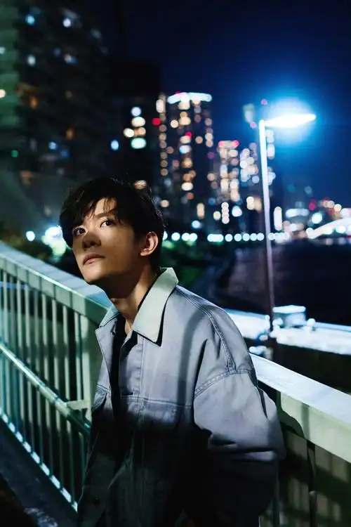 易烊千玺24岁夜色生日大片,是满分帅气的夜游世界的千玺,新的一岁新的