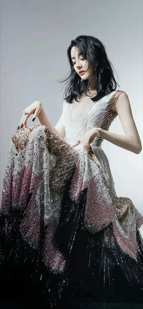 迪丽热巴封面 捂胸