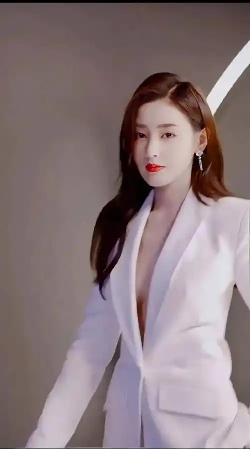 张天爱是一位备受观众喜爱的演员,她凭借出色的演技和迷人的外貌,吸引