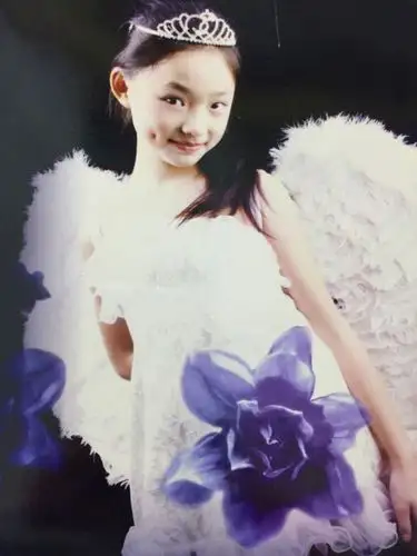 林允童年艺术照曝光超深酒窝十分抢镜图