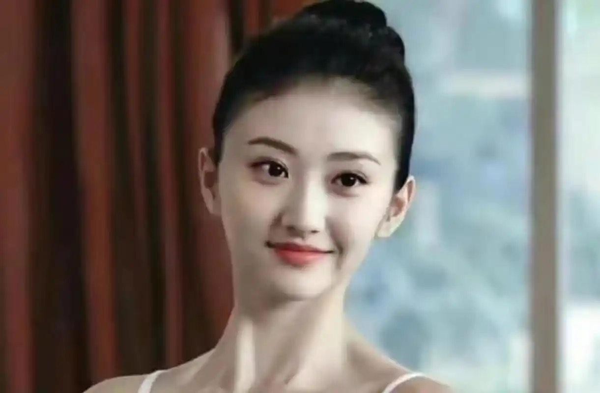 美貌是毋庸置疑的,看看大学时期的景甜吧,又清纯又可爱,不愧是北影