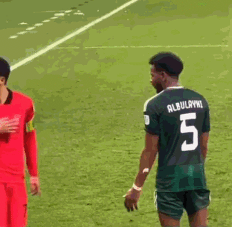 惹怒c罗致其肘击沙特国脚走红曾挑衅梅罗推搡狠揪孙兴慜头发