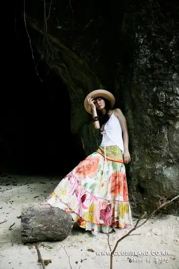 图文:金素妍菲律宾浪漫写真--花朵长裙