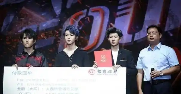 活动中,王俊凯担任第一位韩红爱心志愿者少年先锋团团长.