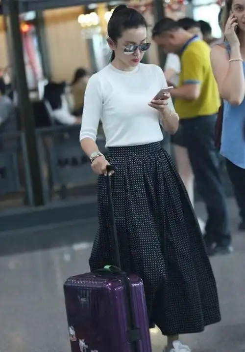 李冰冰这样多好啊素颜走机场也不在意不扮嫩中年打扮反倒舒服