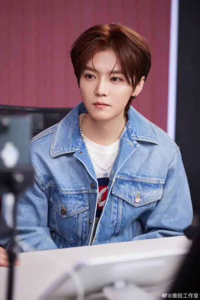 鹿晗化妆日常曝光 蹲凳子上乖巧帅气