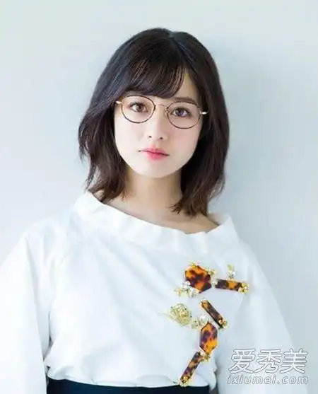 女生戴眼镜最适合的发型图片_爱美网发型