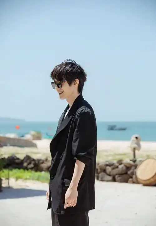 你可以永远相信刘昊然的写真!海边少年帅气十足,妥妥的花美男