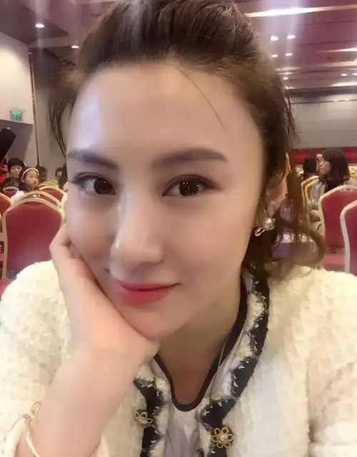 离婚后两人各自安好,聂远越来越红了,王惠也与世无争,如今36岁看着