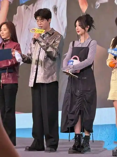 杨紫引领甜美穿搭新风尚,针织衫搭配工装连衣裙 马丁靴,美爆了_气质