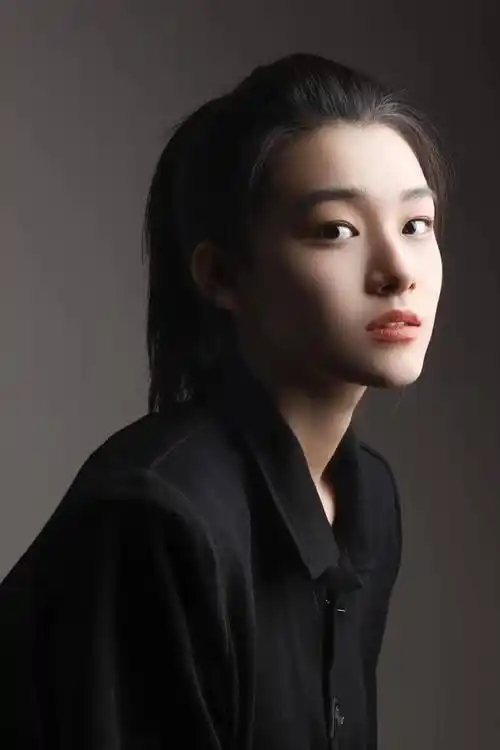 刘施彤出生吉林省,与孙怡,张佳宁,孟子义,董成鹏,刘烨,魏大勋等知名