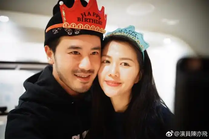 娱乐头条  新浪娱乐讯,1月31日中午,陈亦飞在微博感谢老婆谭维维为其