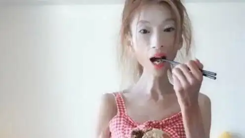 女子为爱减肥,120斤瘦到57斤,瘦成皮包骨,男友说就像看到骷髅