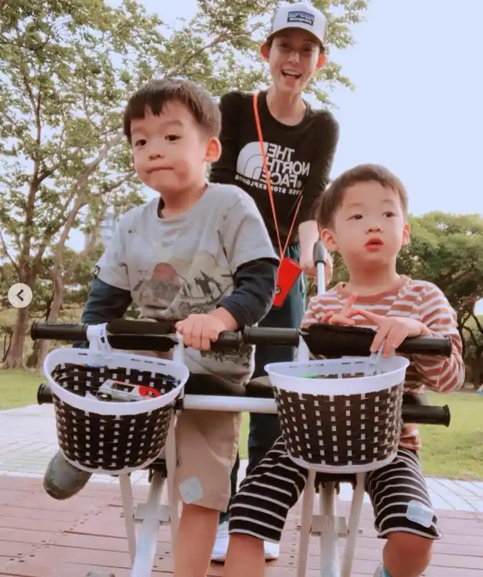 组图:范玮琪一人推双胞胎儿子笑容满面 画面温馨岁月静好_高清图集