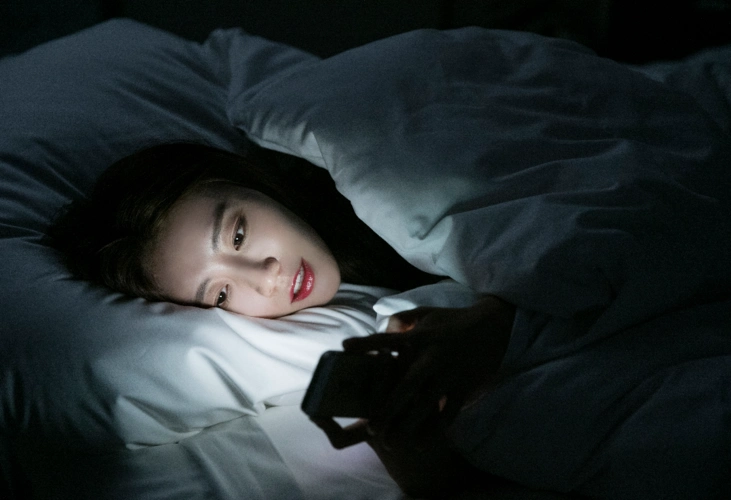 为啥有人天天熬夜追剧,视力好好的?而高度近视的她却.