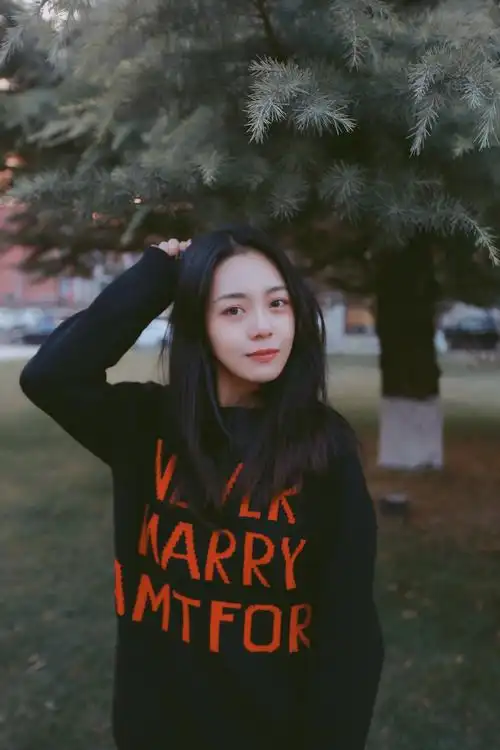 演员王子彤——不畏寒冬12月冬青树下依然美美哒