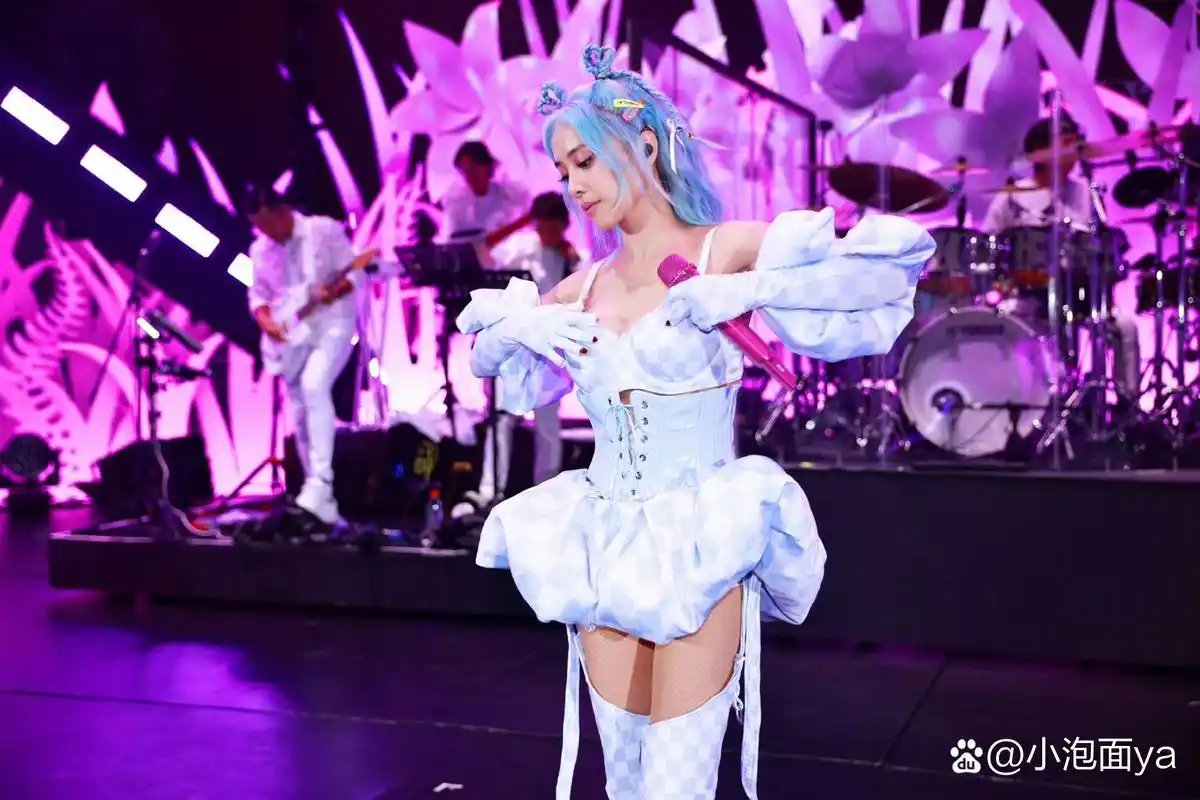 蔡依林演唱会展现出红衣美杜莎的神韵,演唱会舞台上的美丽,惊艳你的