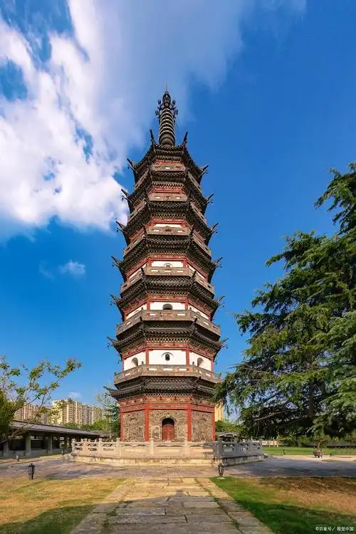 南昌,作为江西省的省会城市,拥有丰富的历史文化和自然风光.