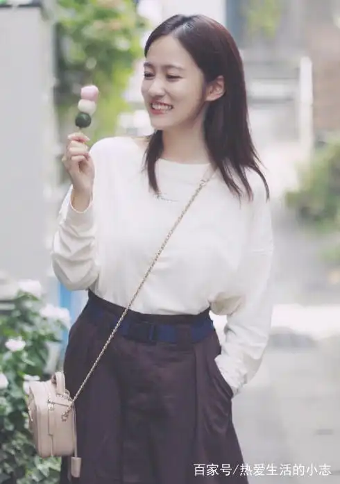 汤梦佳:汤梦佳身穿粉色吊带连衣裙,甜美清新