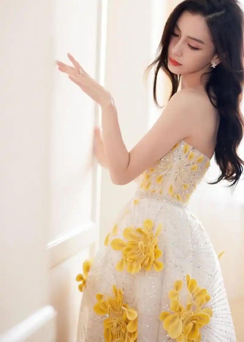 angelababy杏黄夏花抹胸裙造型释出,baby身着2021高定仙裙,杏黄花朵