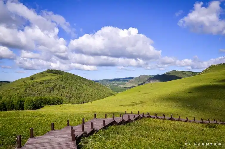 内蒙古克旗双山子,即使是小山坡也能成为草原上一道靓丽的风景线
