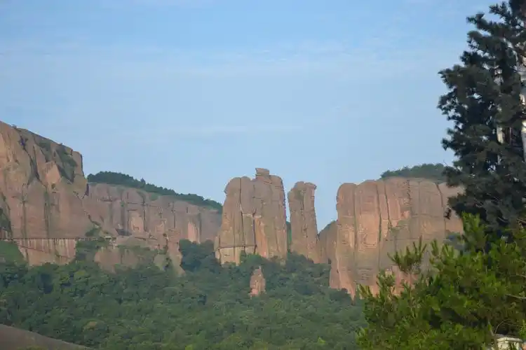 p>龟峰风景名胜区位于 a target="_blank" href="/item/江西省