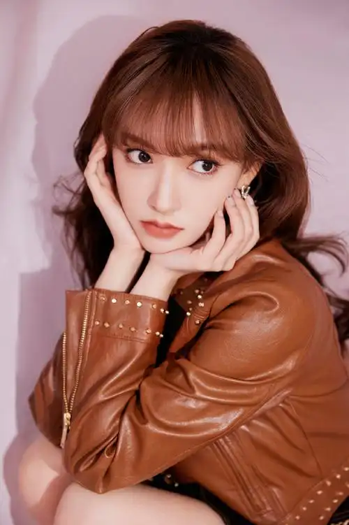 程潇皮衣小黑裙造型##程潇皮衣造型##程潇棕色铆钉皮衣造型