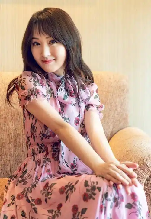 杨钰莹也尽力保证工作生活两不误,在生活中的杨钰莹也一改自己在工作