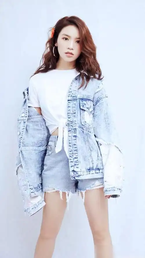 快女黄英如今31岁的她穿出少女范儿气质不减当年风采