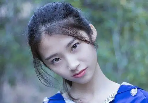 女生碎发刘海扎发马尾辫发型