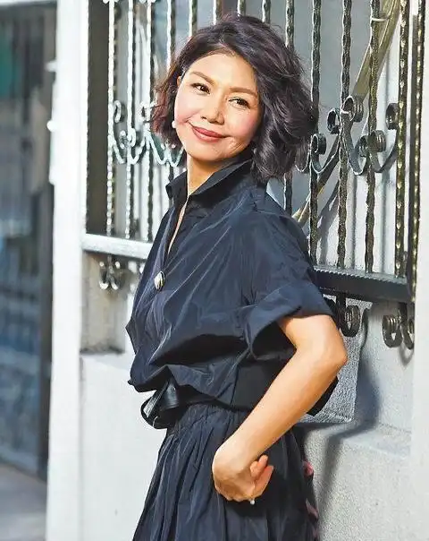 惊险50岁台湾知名女艺人凌晨听台词睡着耳机线缠脖子差点窒息